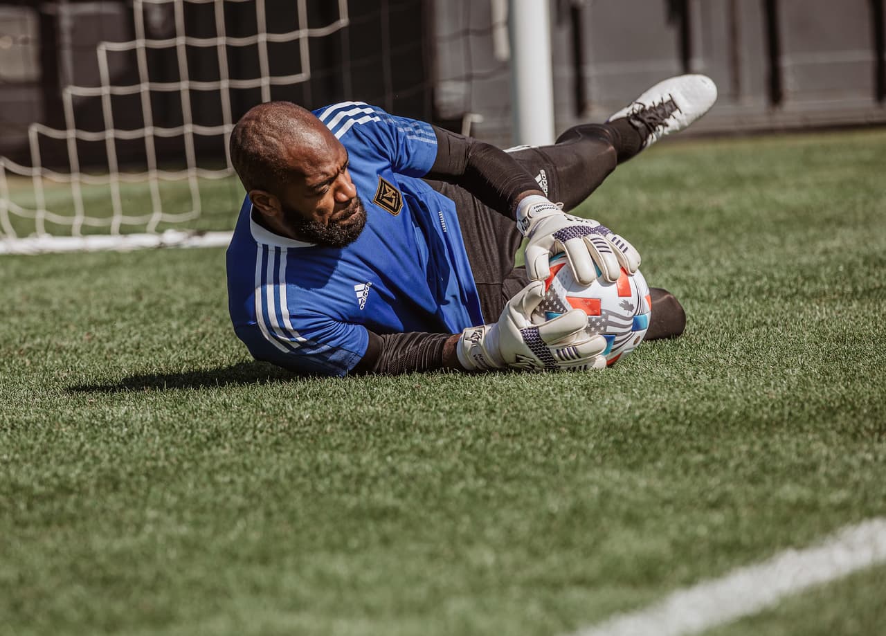 El holandés Kenneth Vermeer atrapa el balón contra el suelo.