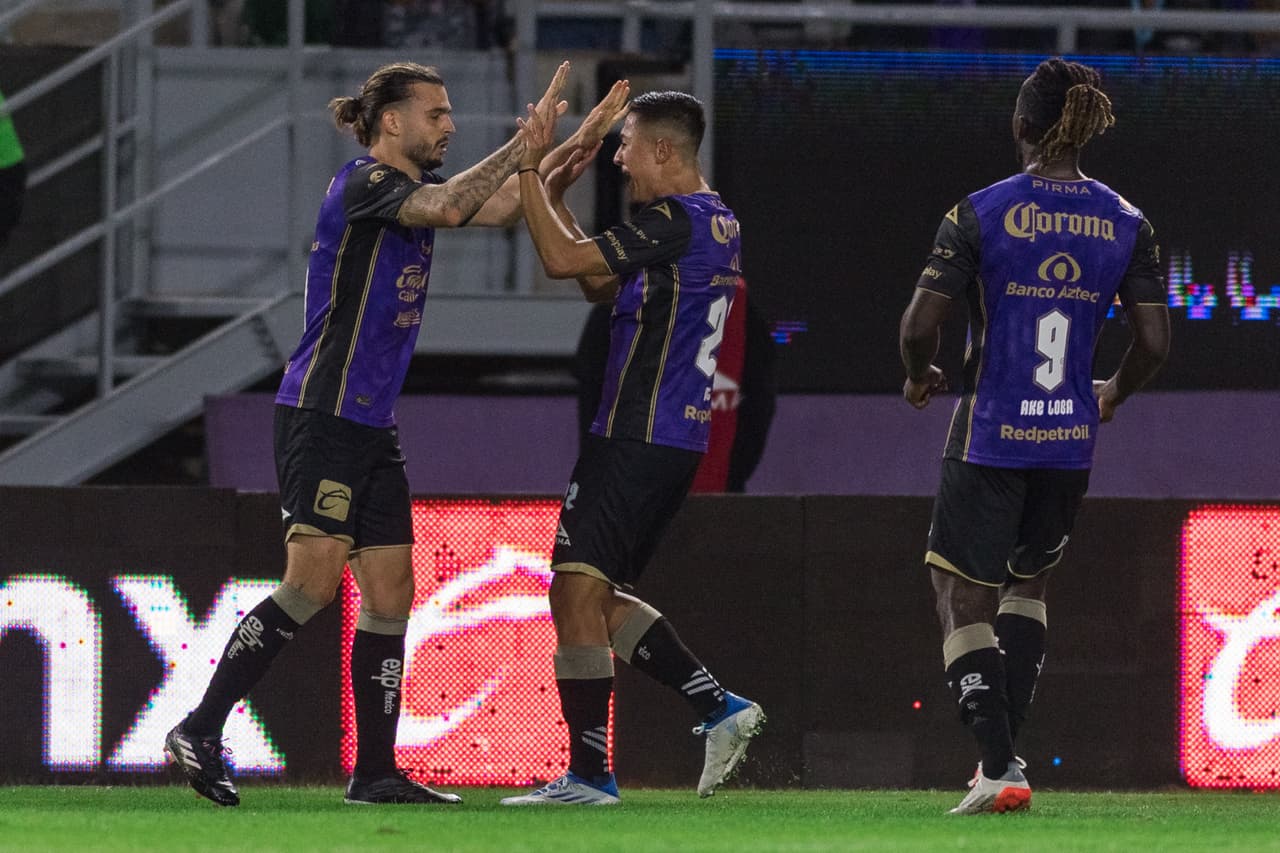 Pumas retomó el camino de la victoria en la Jornada 9 del Clausura 2023 tras venir de atrás ante Mazatlán FC con goles de Eduardo Salvio y Juan Dinenno. Los Cañoneros abrieron el marcador vía Nicolás Benedetti, pero dejaron ir la ventaja para el segundo tiempo. Pumas rompió una racha de seis jornadas sin poder ganar en la Liga MX.
