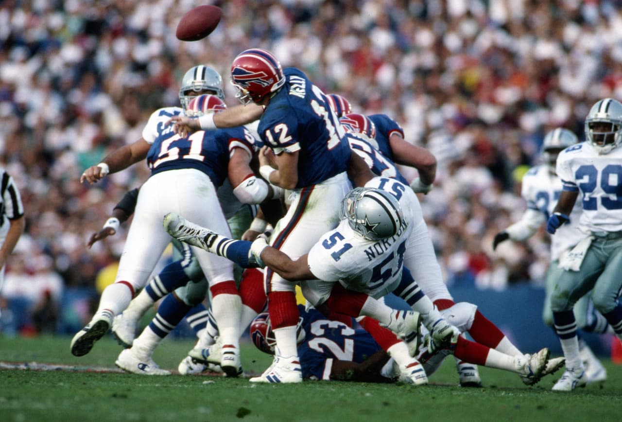 En los noventa la atención se le llevaban Aikman, Emmitt e Irvin. Pero la defensiva de Dallas era la número uno de la NFL, ganaron 3 veces el Vince Lombardi y tuvieron a Larry Brown MVP del Super Bowl XXX.