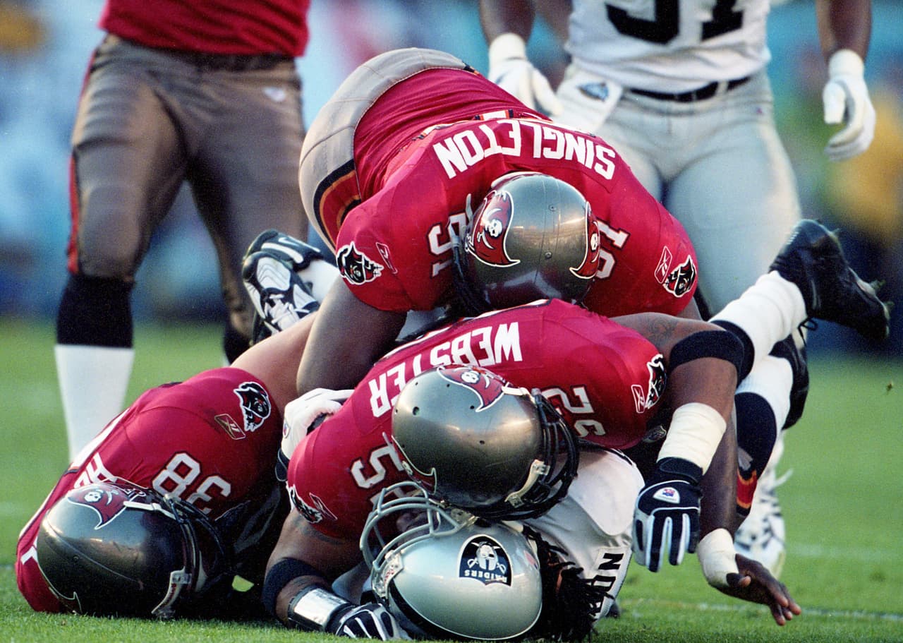 Tampa Bay Buccaneers campeones del Super Bowl XXXVII cuando aplastaron a los Raiders. El profundo Dexter Jackson fue nombrado MVP.