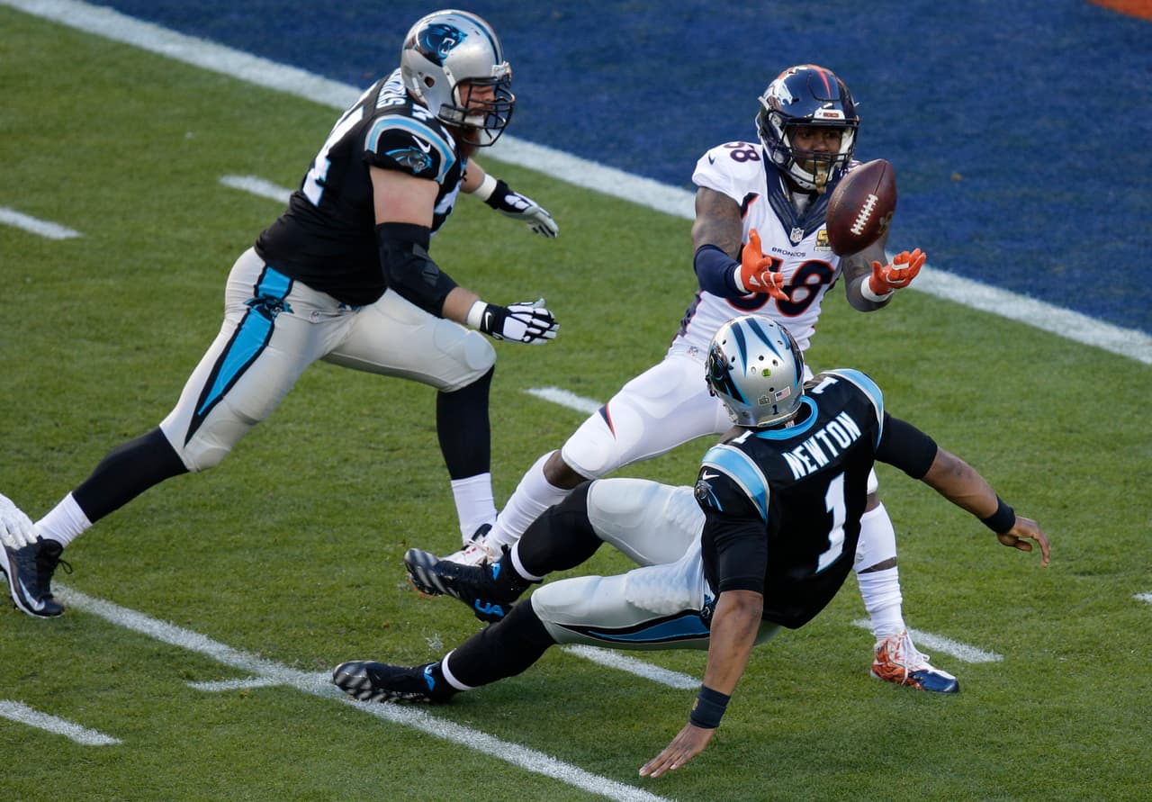 En el Super Bowl 50 la defensiva de los Broncos capturó 7 veces a Cam Newton y limitó en 10 puntos a la ofensiva de Carolina. El linebacker Von Miller fue el Más Valioso del partido.