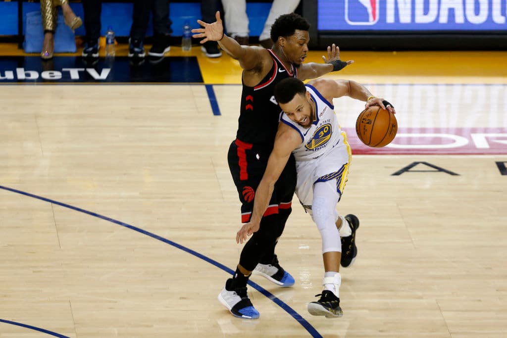 Stephen Curry se vio orillado a consumir una gran cantidad de minutos, algo inusual en el estelar tirador de los Golden State Warriors is, pero en virtud de las circunstancias, no tuvo más remedio que participar en 43 de los 48 minutos.