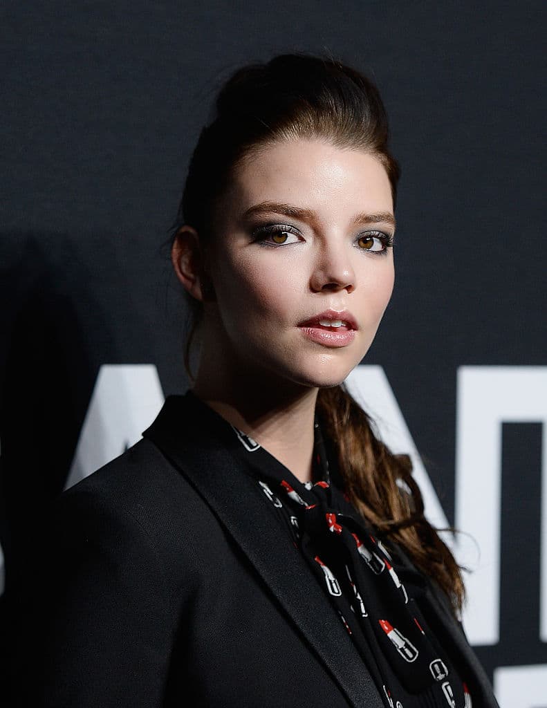 “La argentina Anya Taylor-Joy es la primera mujer de color en ganar en esta categoría desde Queen Latifa en 2008” y la quinta mujer de color en ganar desde 1982, cuando la categoría fue introducida”, se alcanzó a leer.
