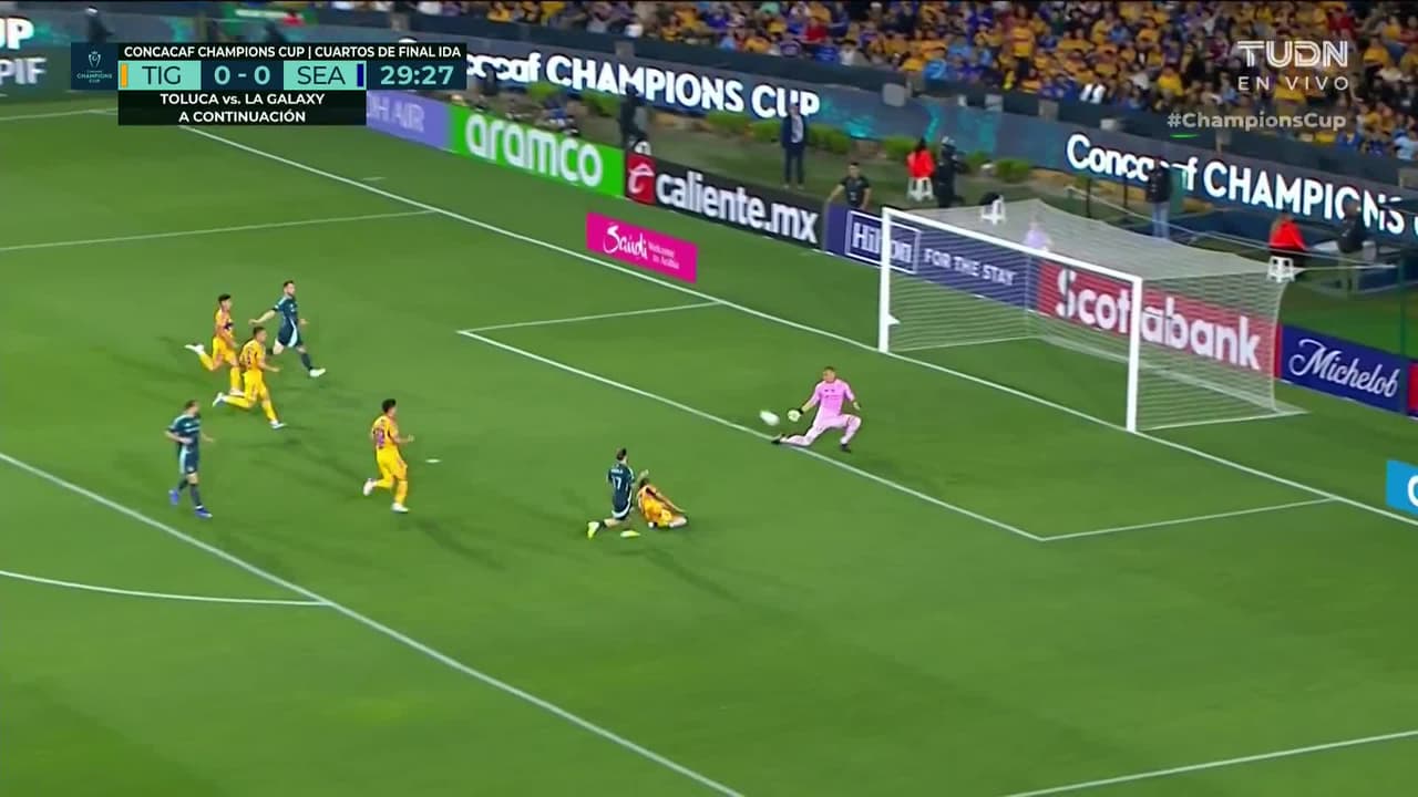 ¡Gran reacción de Nahuel tras error de la defensa de Tigres