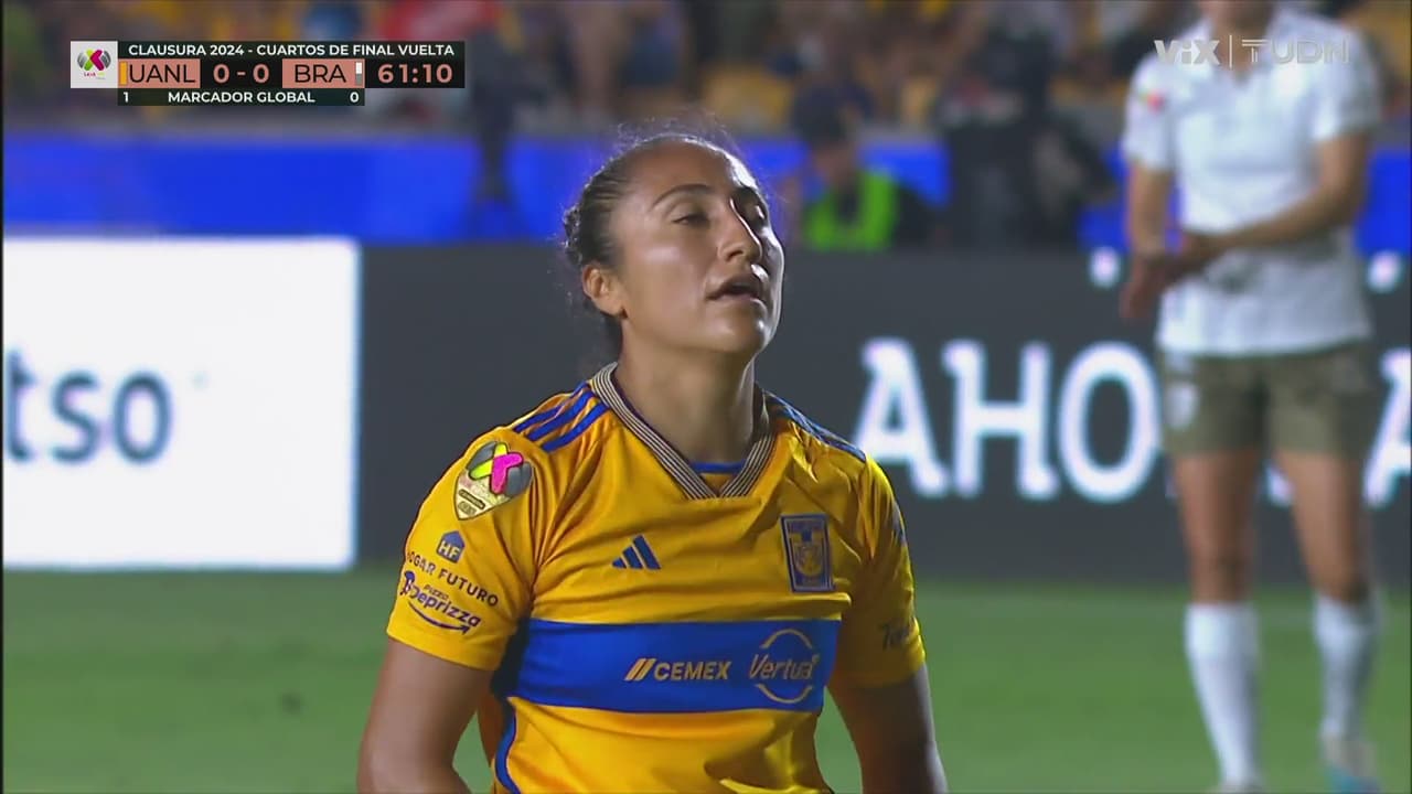 Stephany Mayor se pierde el gol en dos ocasiones