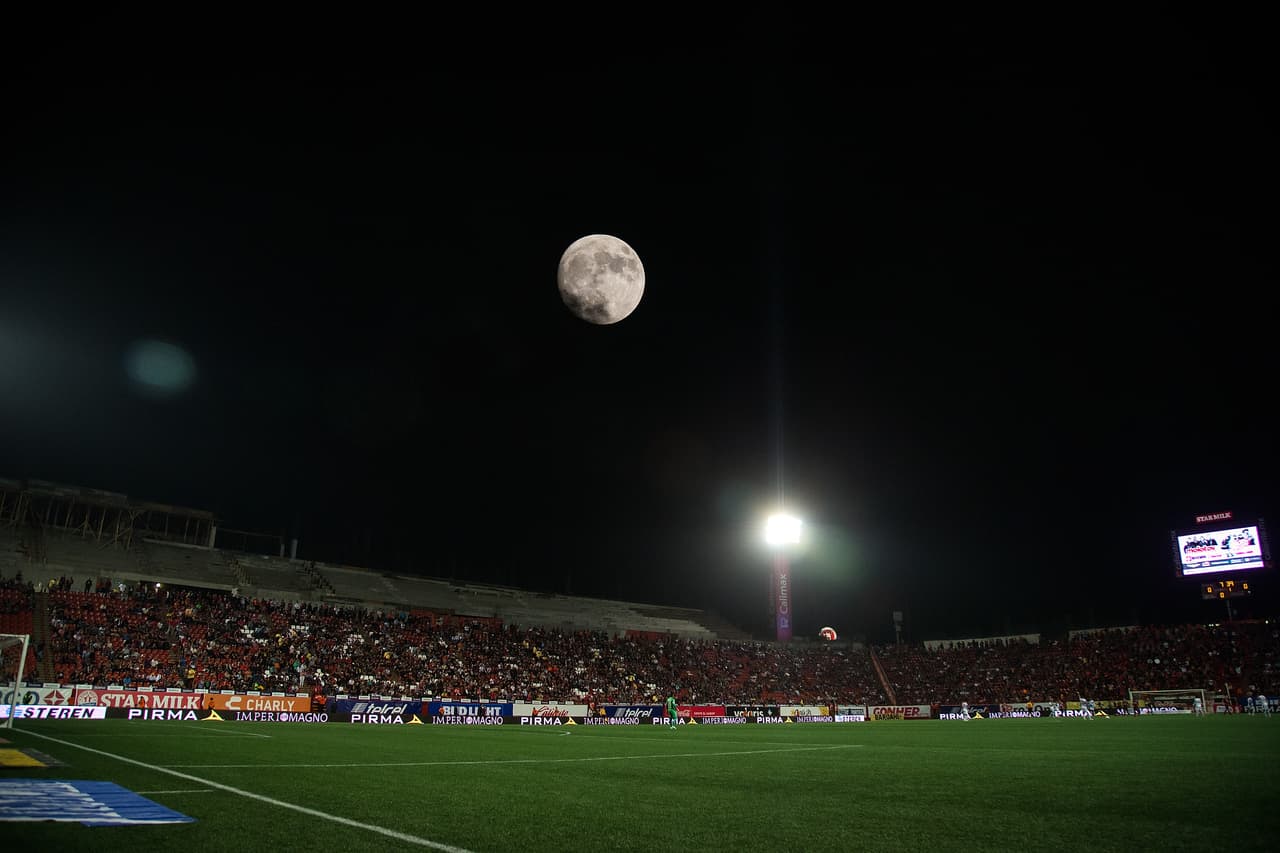 Cayó la noche y el estadio Caliente presentó una gran entrada para presenciar el encuentro.