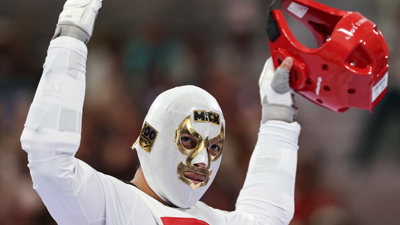 La épica entrada de Carlos Sansores con máscara de lucha libre en Paris 2024
