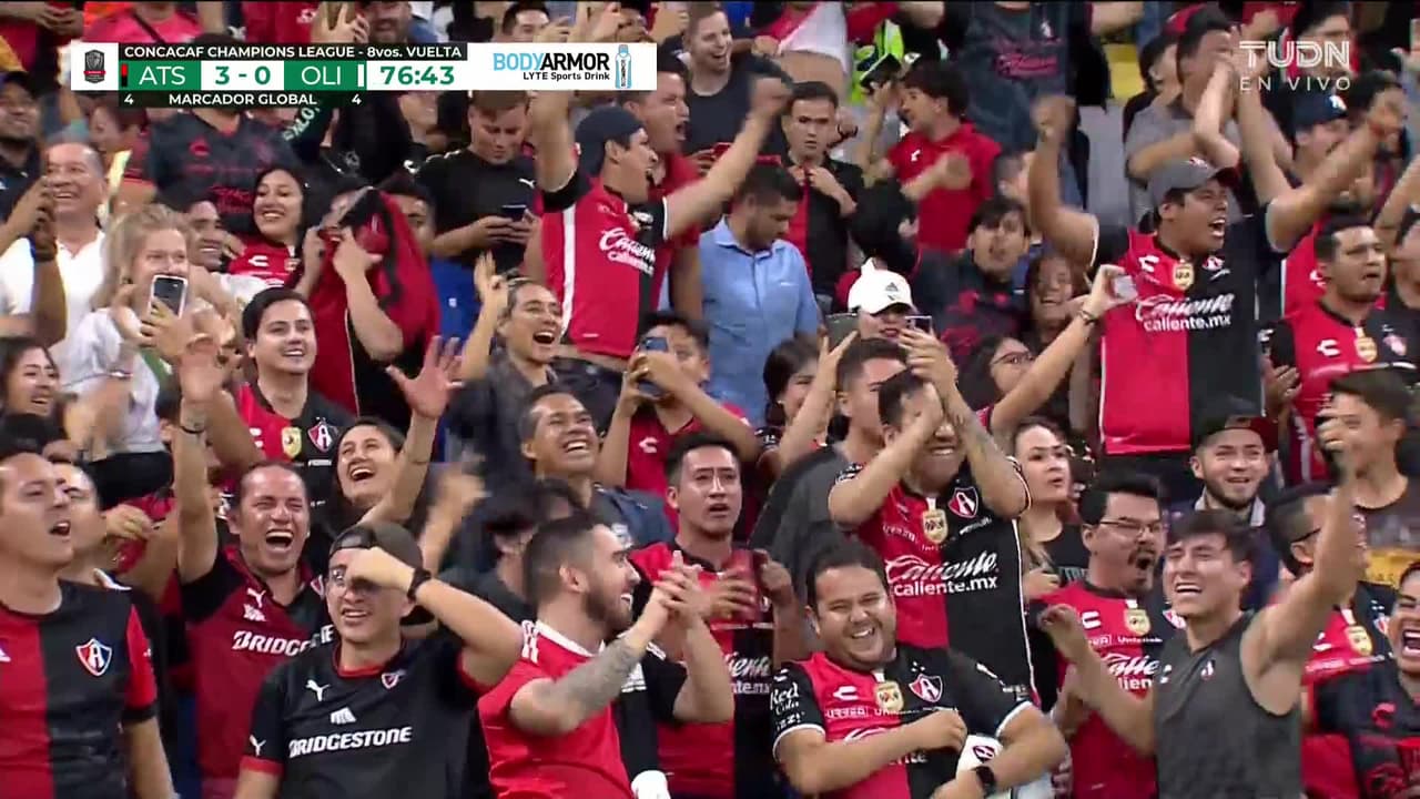 ¡CERCA! Aldo Rocha disparó que se estrella en el poste.