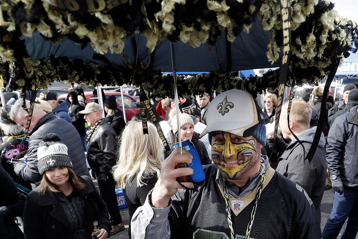 A medida que se acerca la hora del partido más fanáticos llegan al Superdome.