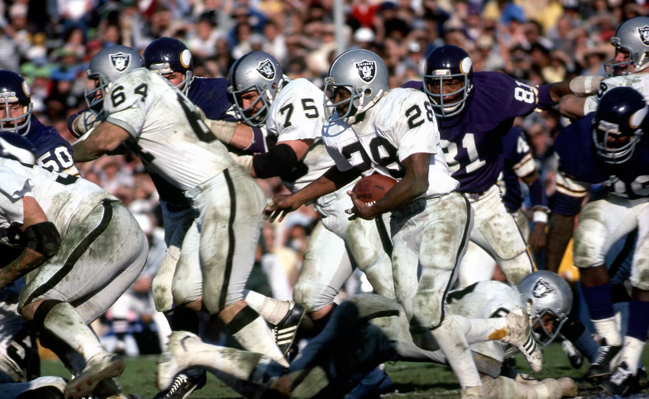 CLARENCE DAVIS de Oakland Raiders discretamente sumó 137 yardas contra Minnesota en el Super Bowl XI, séptima mejor marca en la historia del partido por el Campeonato. Davis no fue nombrado MVP pero su hazaña queda ahí en un recuerdo de hace 39 años.