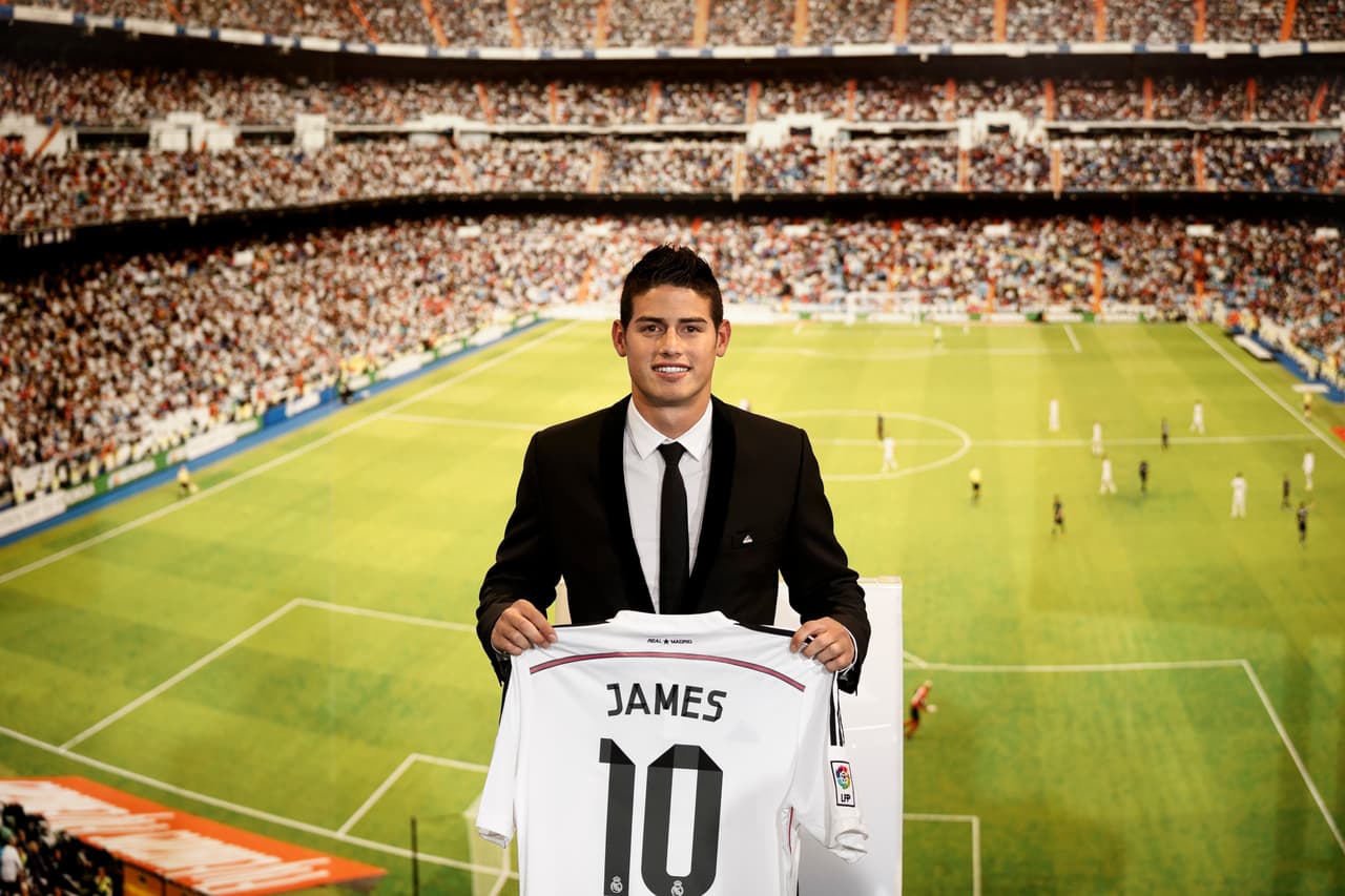 El colombiano James Rodríguez llegó en 2014 de Mónaco a Real Madrid por 80 millons de euros, aproximadamente 93.567.000 dólares.