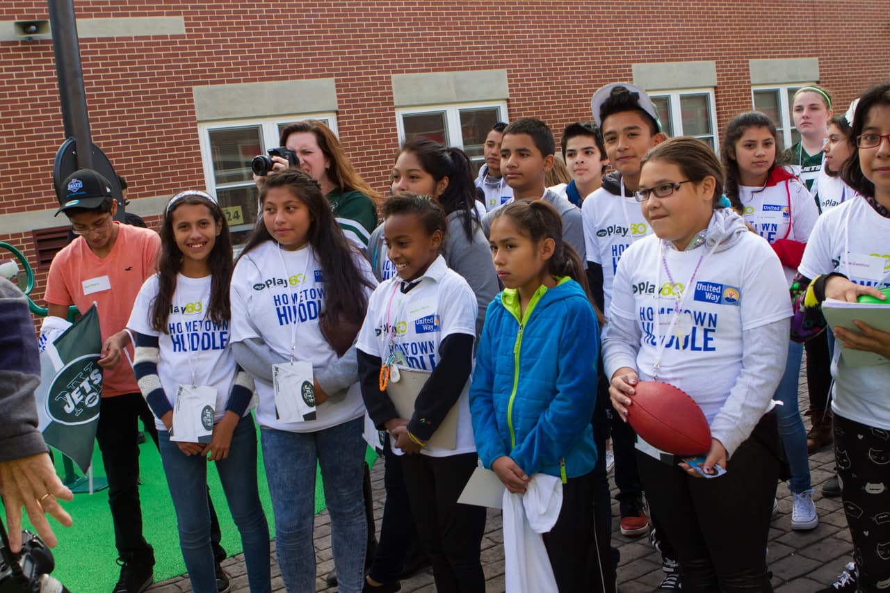 Los jugadores de los New York Jets ayudaron a develar una Zona de Ejercicio del NFL PLAY 60 con 35 niños de la Secundaria Dover como parte de la edición 17 anual del NFL Hometown Huddle, un día completo de servicio de la NFL con United Ways alrededor de la nación.