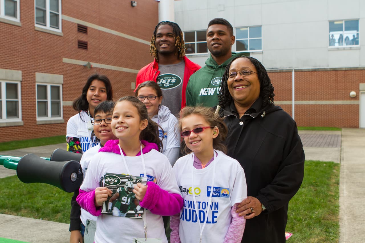 Los jugadores de los New York Jets ayudaron a develar una Zona de Ejercicio del NFL PLAY 60 con 35 niños de la Secundaria Dover como parte de la edición 17 anual del NFL Hometown Huddle, un día completo de servicio de la NFL con United Ways alrededor de la nación.
