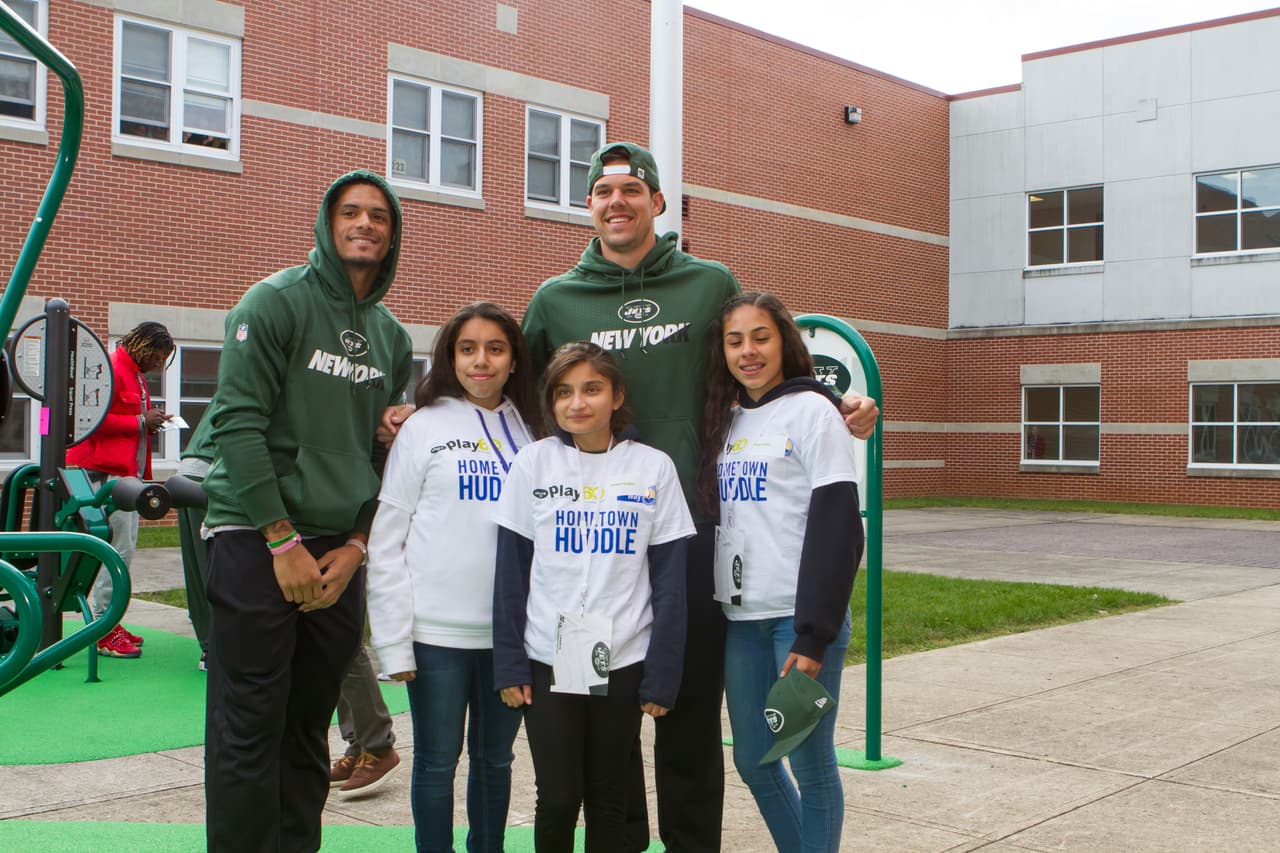 Los jugadores de los New York Jets ayudaron a develar una Zona de Ejercicio del NFL PLAY 60 con 35 niños de la Secundaria Dover como parte de la edición 17 anual del NFL Hometown Huddle, un día completo de servicio de la NFL con United Ways alrededor de la nación.