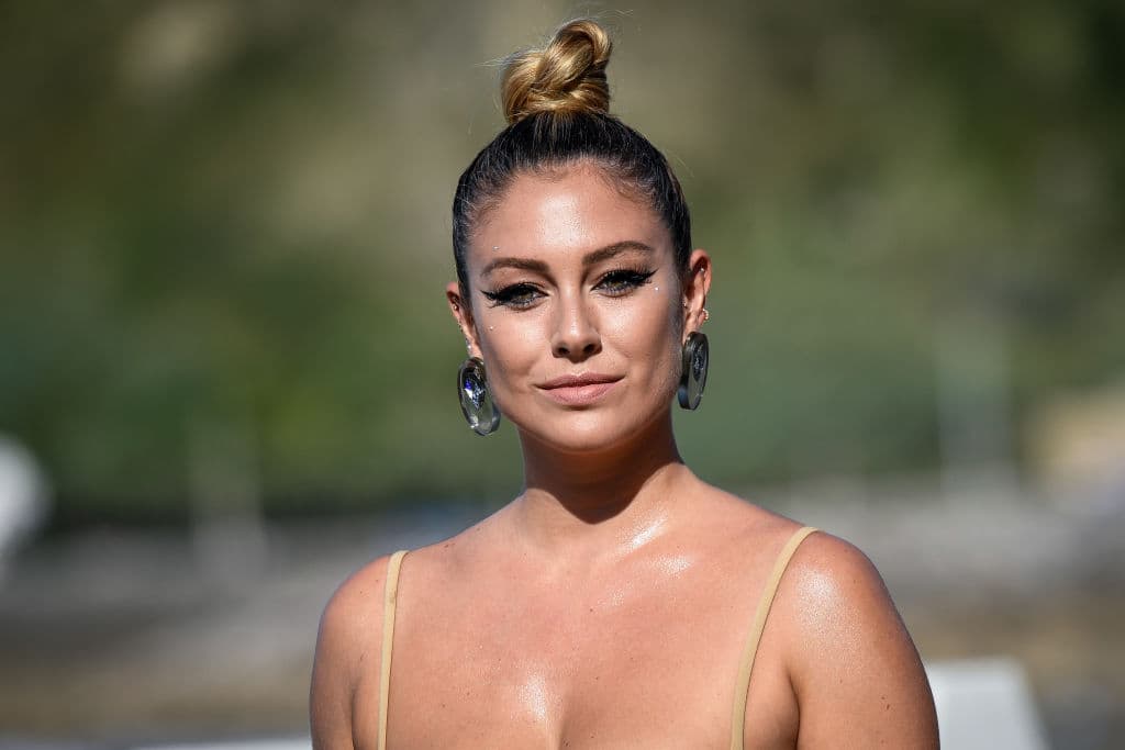 Perdiendo el norte (2015) - Hugo y Braulio, dos jóvenes con formación universitaria, hartos de no encontrar ni trabajo ni futuro en España, deciden emigrar a Alemania siguiendo los cantos de sirena de un programa de televisión tipo "Españoles por el mundo".
<br>