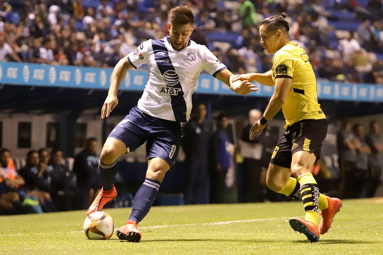 El trámite del encuentro fue entretenido y el uruguayo-canadiense Lucas Cavallini (izquierda) comandó el ataque del Puebla.