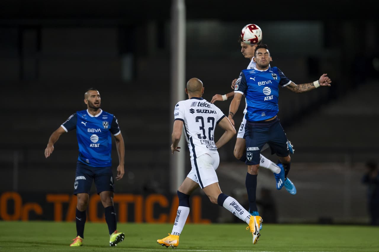 Pumas juega un poco mejor, pero la defensa de Monterrey hace bien su trabajo.
