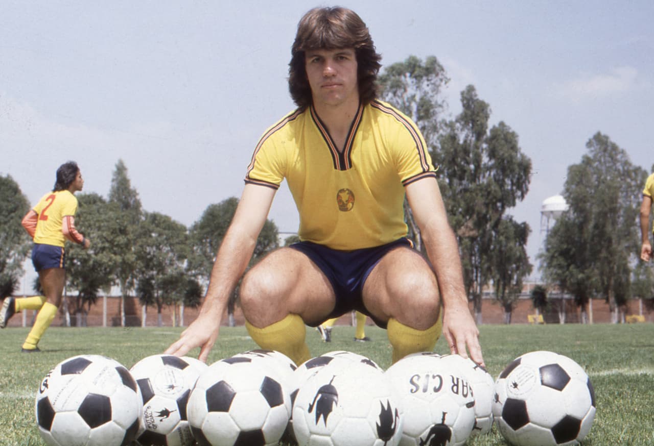 Le marcó gol al Rebaño Sagrado portando la camiseta del América.