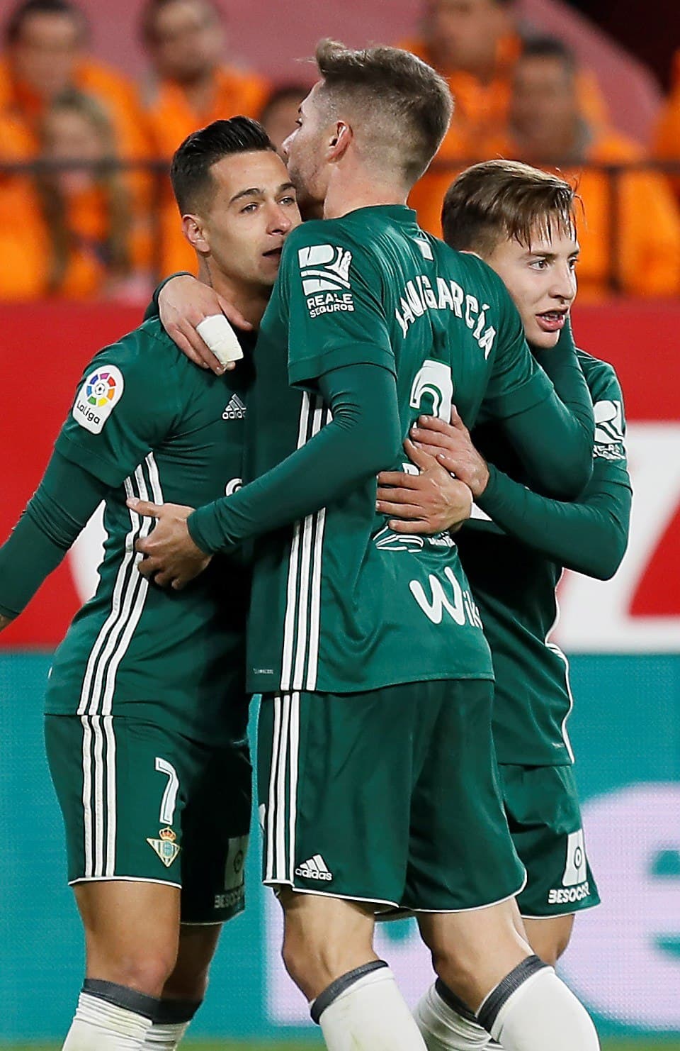 Tan solo dos minutos después, el turno fue para Sergio León luego de un pase entre líneas de Cristien Tello el cual punteó de manera sutil para mandar la pelota al fondo de la red.