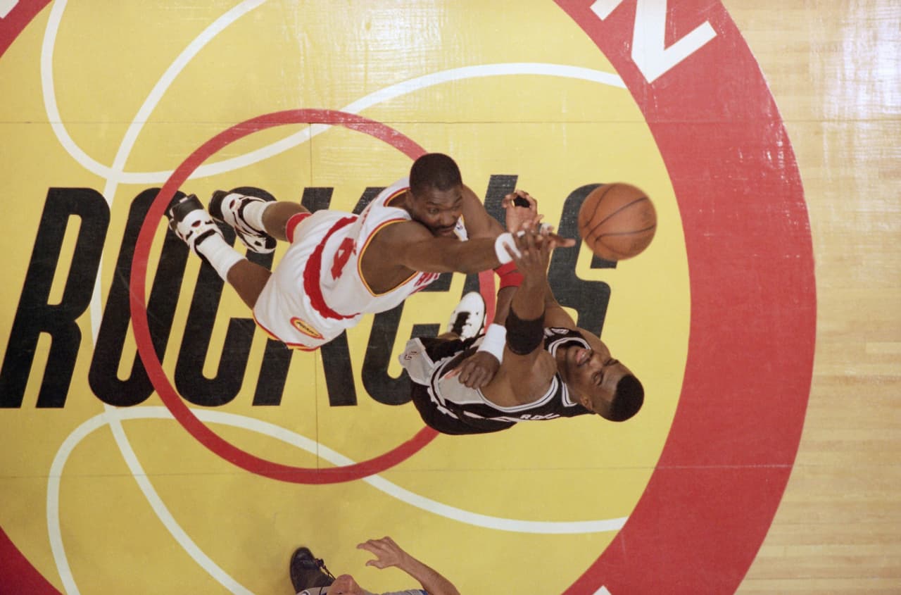 David Robinson | El ‘Almirante’ brilló con los San Antonio Spurs en 1995. Ingresó al Salón de la Fama en 2009.