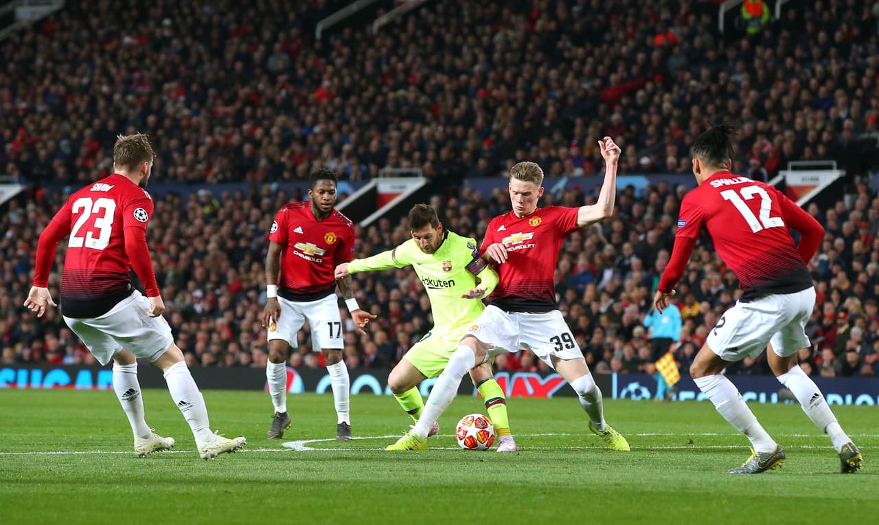 Messi marcado por Scott McTominay, el 'perro de presa' que no lo soltó ni un minuto.