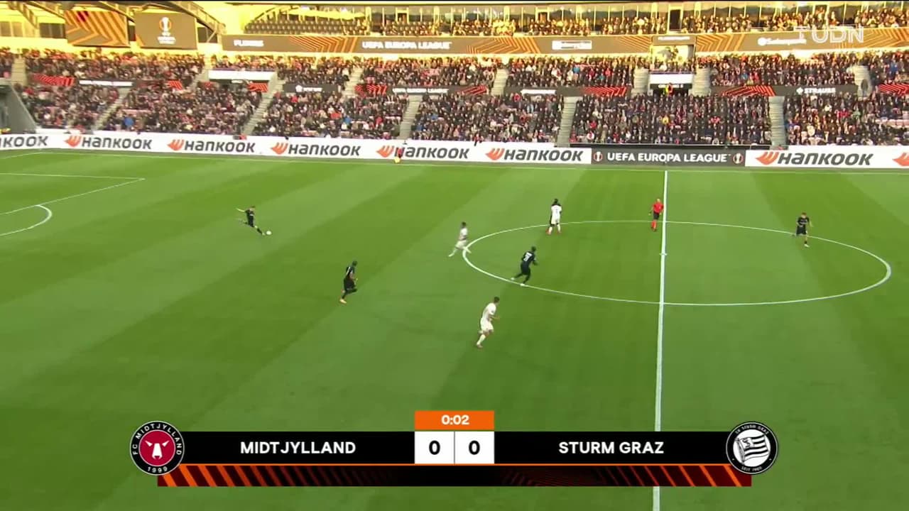 Arranca el partido y la pelota está en juego.