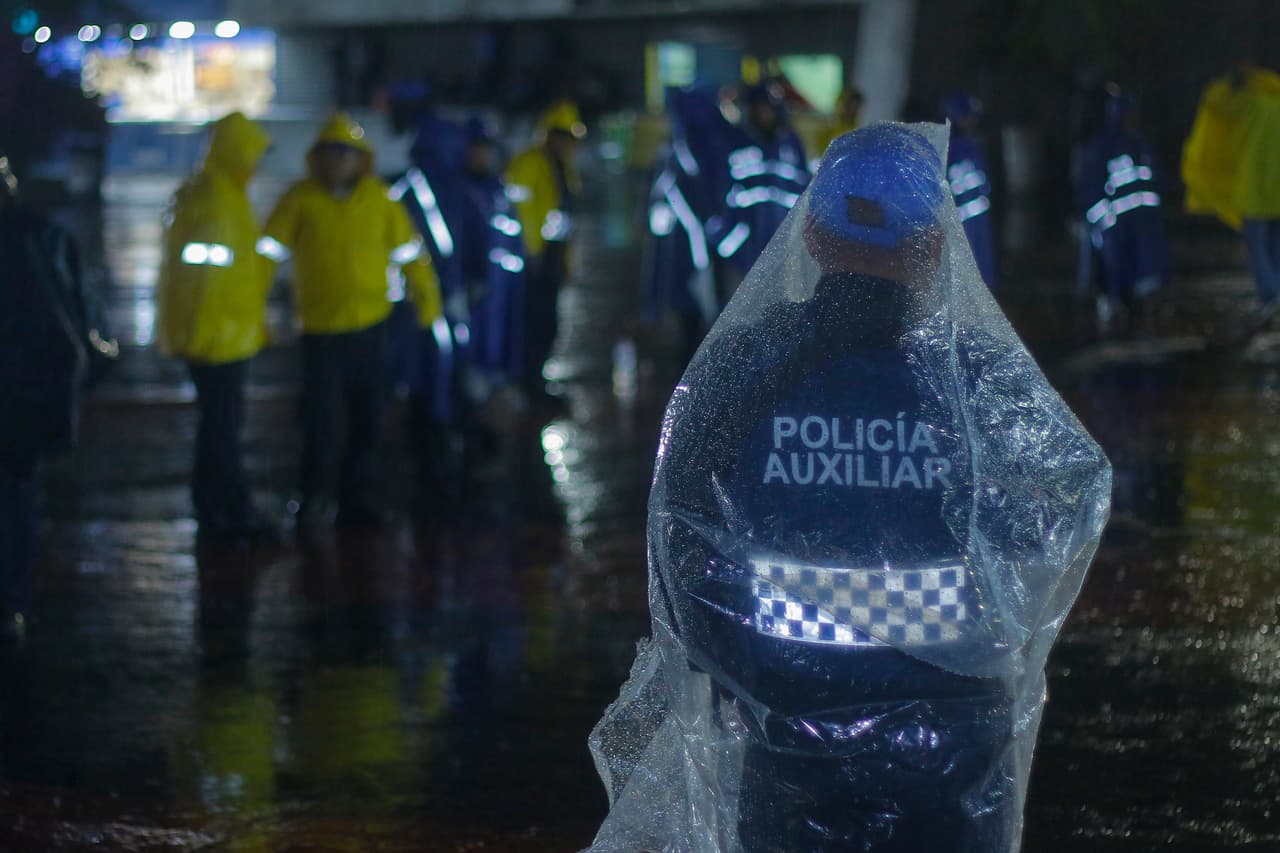 Y es por ello que este América ante Necaxa se debió posponer hasta este 5 de marzo pero nadie esperaba que una intensa lluvia cayera sobre la capital mexicana. Todo alrededor estaba empapado.