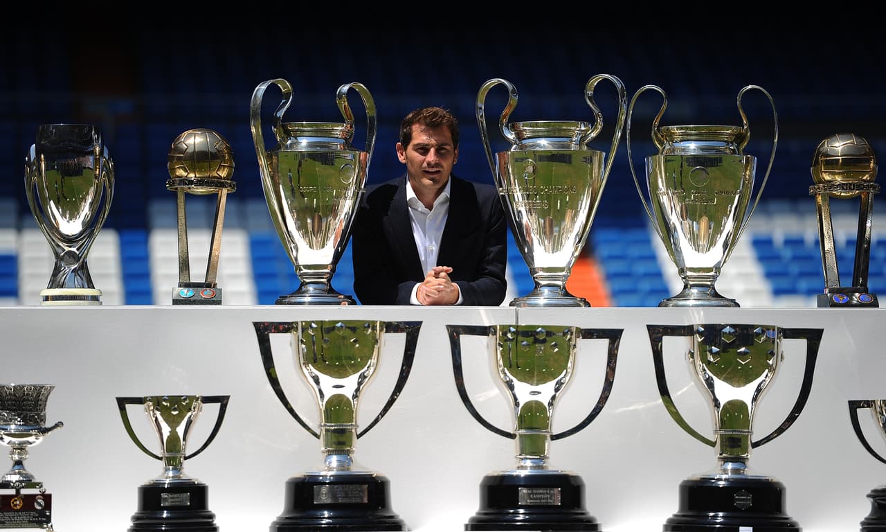 Iker Casillas posó con los trofeos que ganó en el Real Madrid.