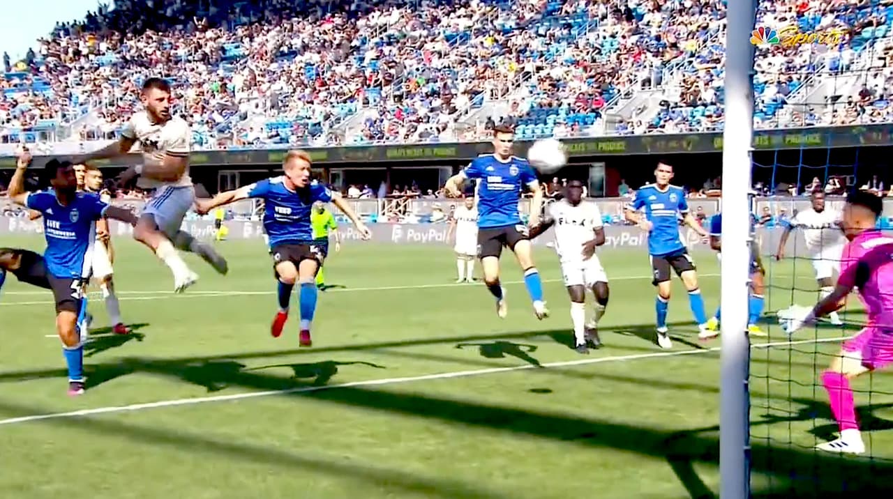 Carlos Vela manda un peligroso centro y el defensa Jackson Yueill anota en su propia portería