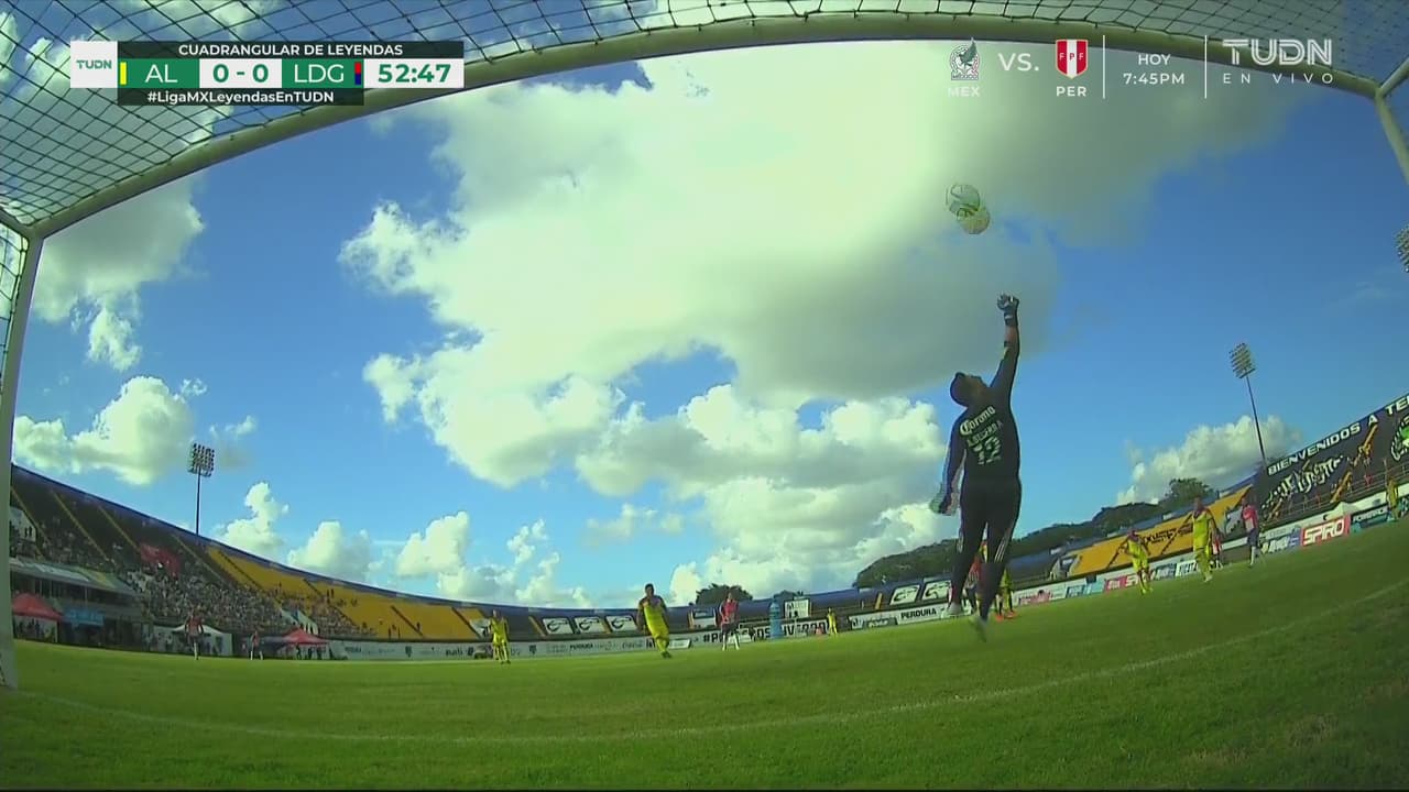 ¡Gran reacción! Alberto Becerra manda a córner con el manotazo