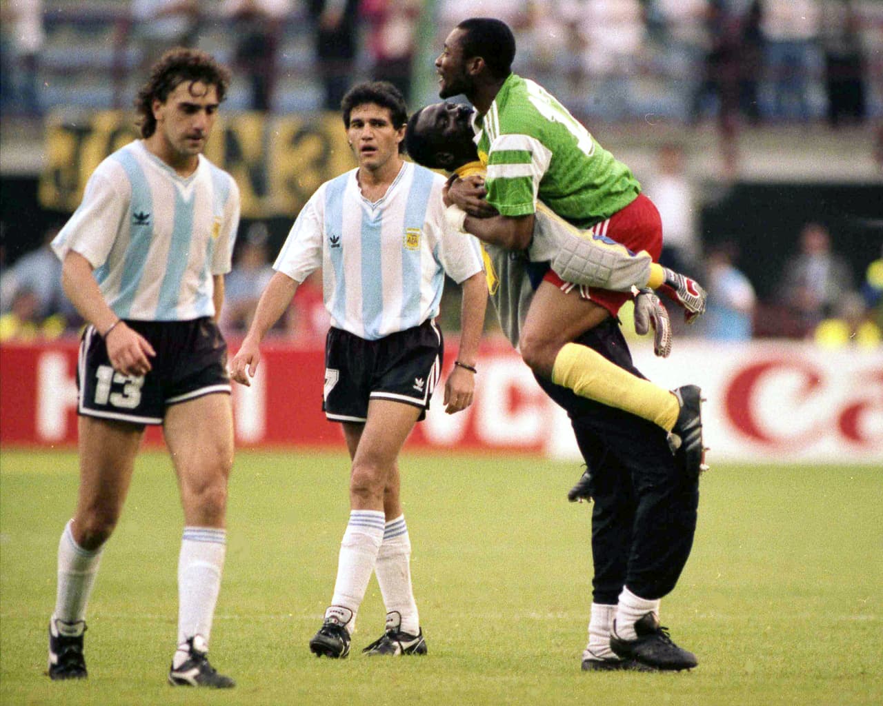 La emoción de los africanos contrastó con la frustración del campeón mundial, que se vio impotente. Camerún logró lo impensado.