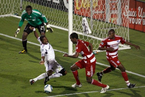 La zaga de Chicago no dejó de sufrir en su área.