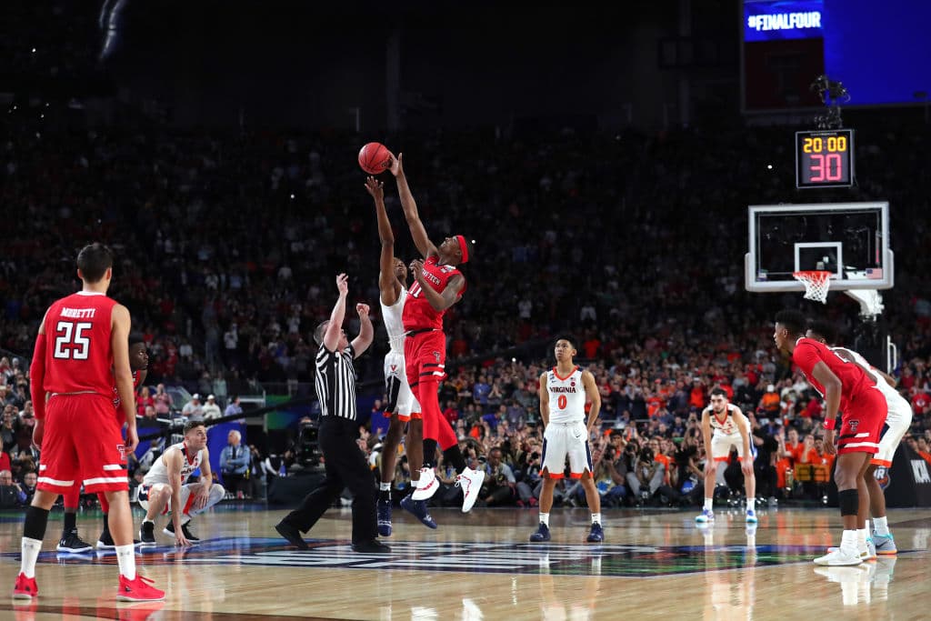 El momento del salto entre dos, el tip off que ponía en marcha el juego ante más de 25 mil espectadores listos para ver una gran batalla en la duela.