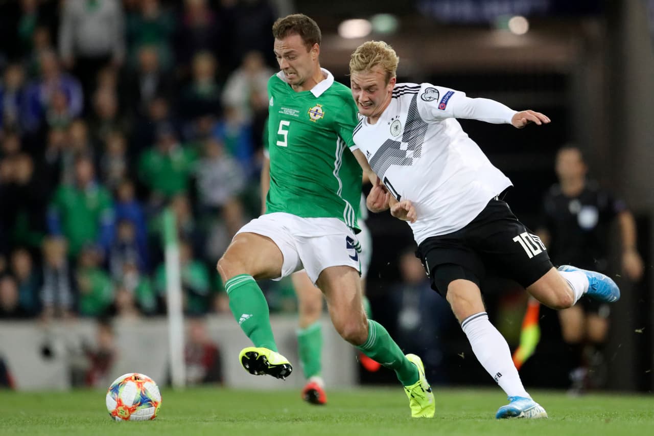 Evans impide el avance de Brandt por la banda.