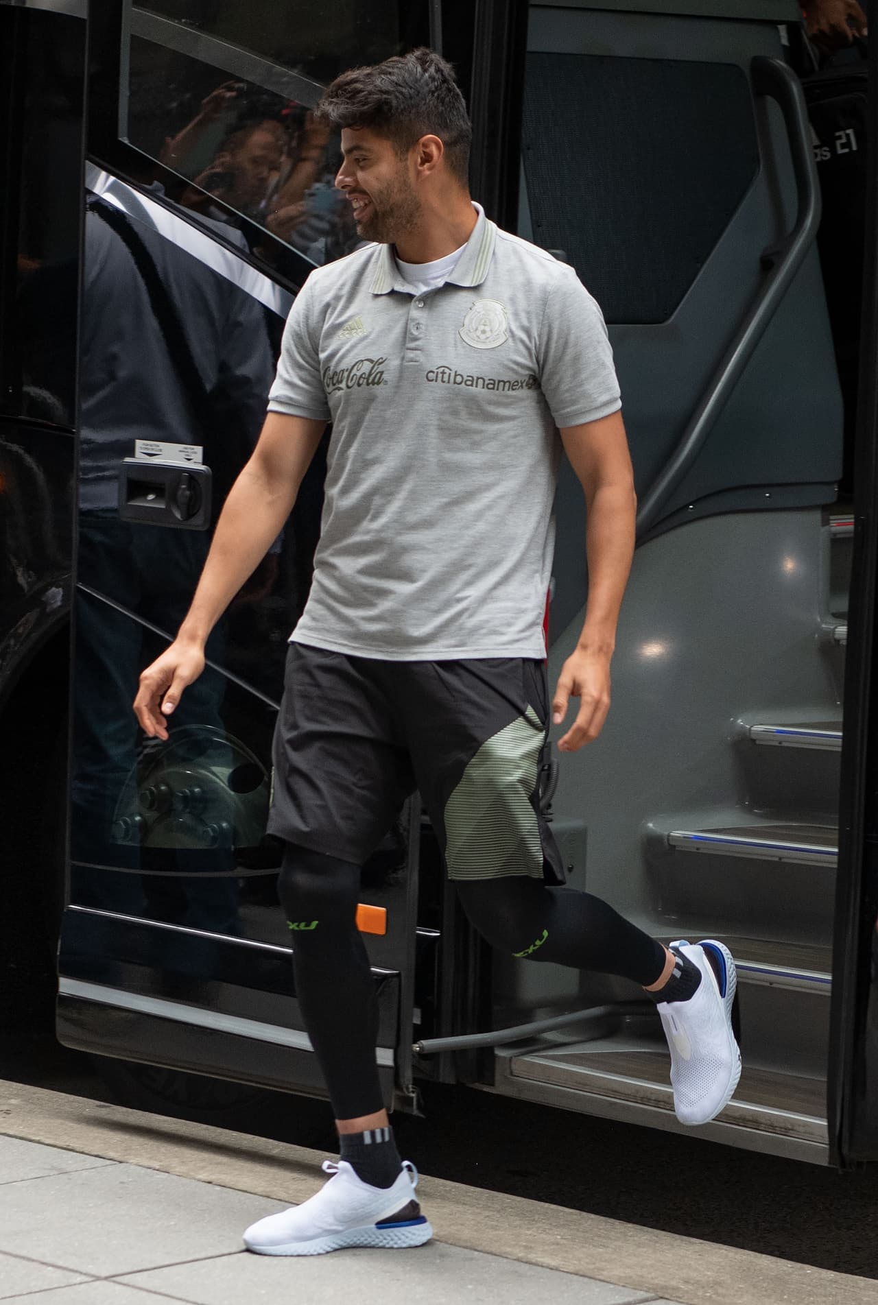 Los futbolistas de la Selección de México arribaron a la ciudad de Houston, donde el sábado entrante se medirán a la de Costa Rica para dirimir un boleto a las Semifinales de la Copa Oro 2019. Entre gritos, porras y mucho entusiasmo, la afición recibió de esta manera a los seleccionados mexicanos.