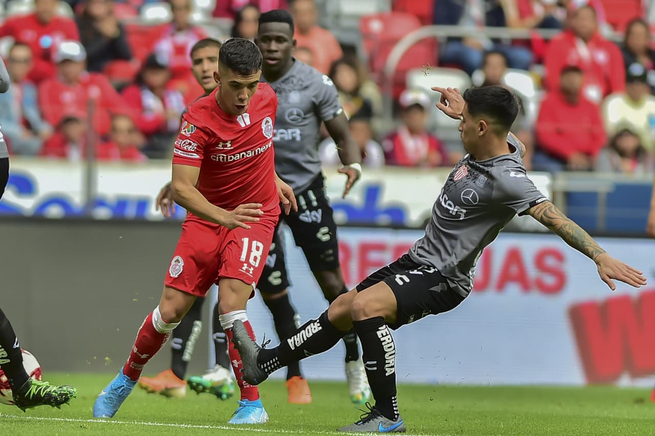 En un partido de volteretas, el Necaxa derrota a domicilio al Toluca 2-3 en un juego entretenido con gol de penal de Mauro Quiroga en el tiempo agregado.