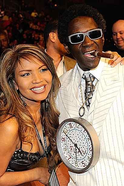 El rapero Flavor Flav se presentó en el Mandalay Bay acompañado por Eva Maloney.