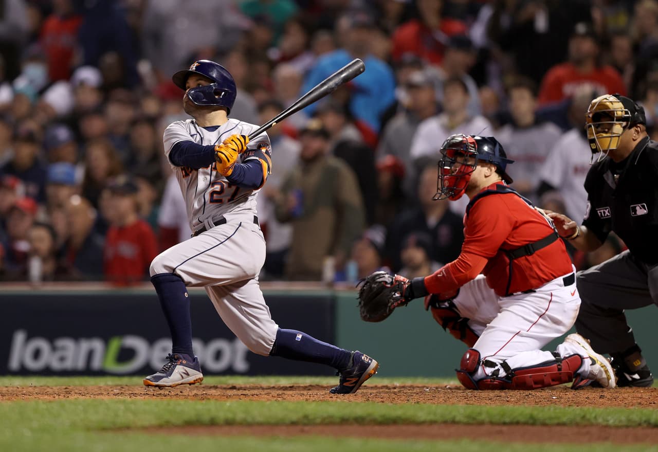 José Altuve encabeza paliza de los Astros a Boston en el Juego 4