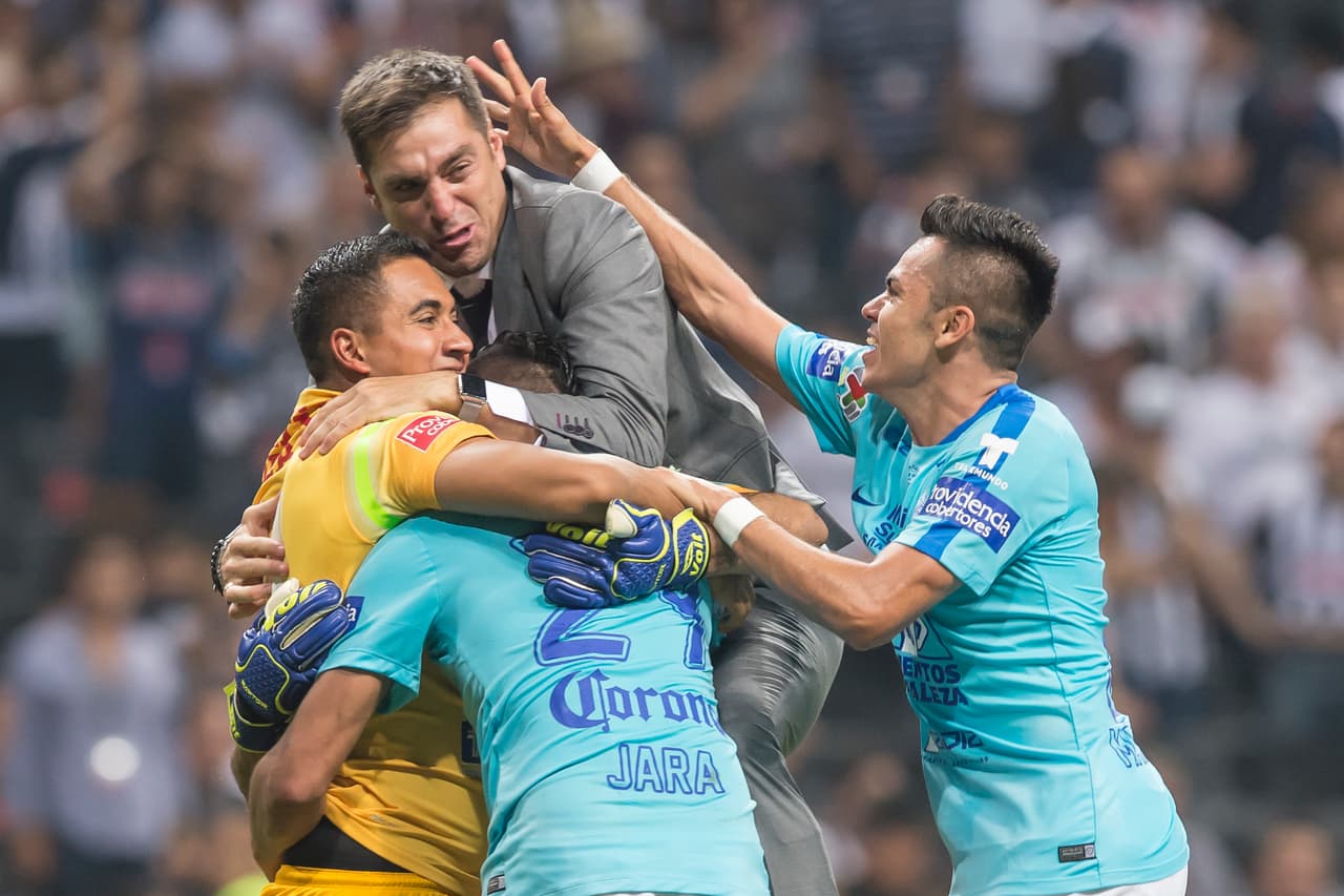 Cabe destacar que hace un año, Alonso también enfrentó a otro extranjero en el banquillo, al argentino Antonio Mohamed.