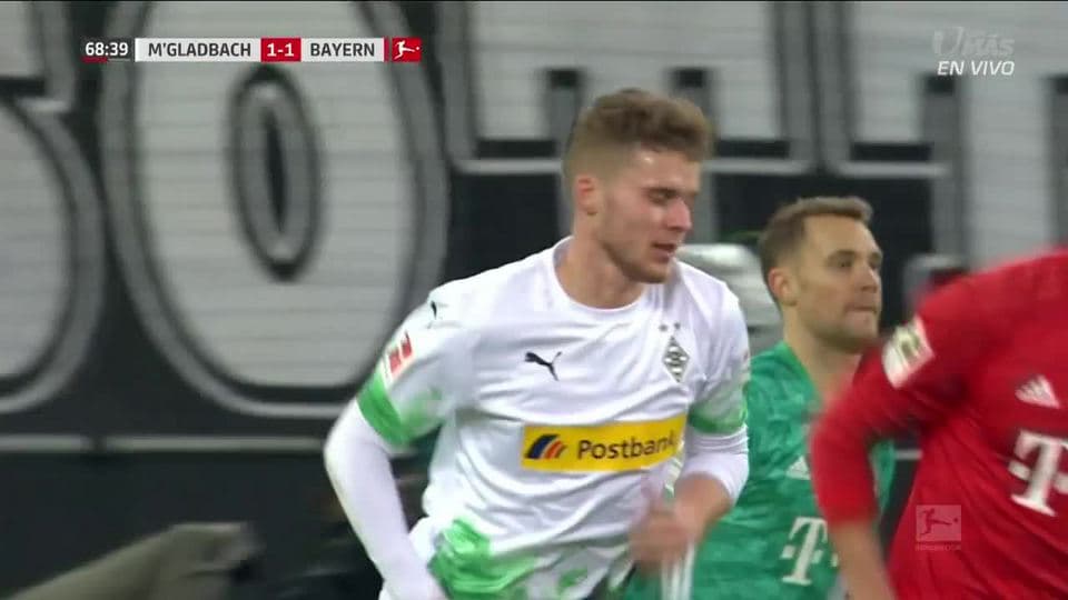 Tiro desviado de Nico Elvedi