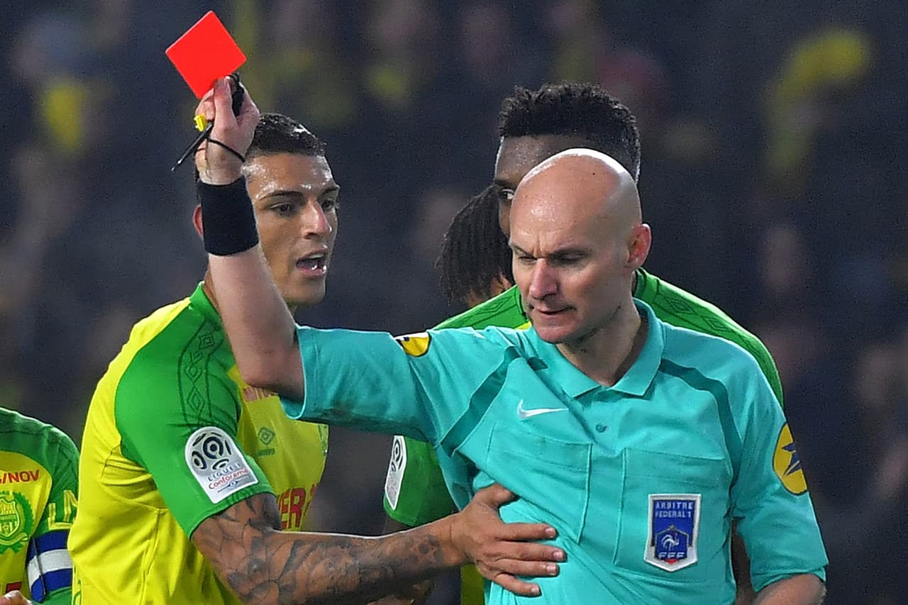 Árbitro francés que dio la patada a un jugador, suspendido hasta nueva orden