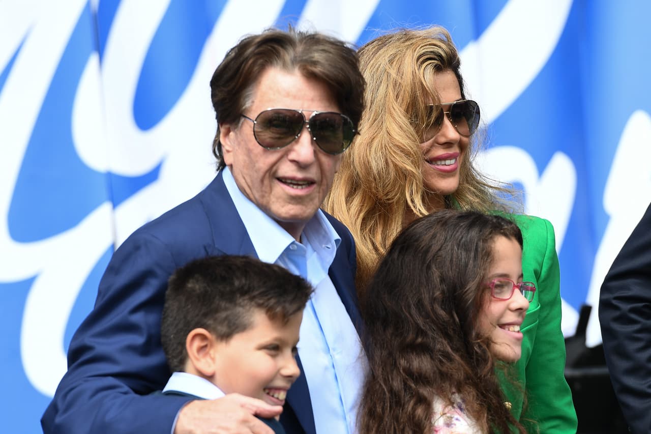 Zahavi es un empresario israelí de 73 años de edad que comenzó como periodista deportivo y pasó de un medio a otro, moviendo influencias que conoció desde el Mundial de 1974 en Alemania.