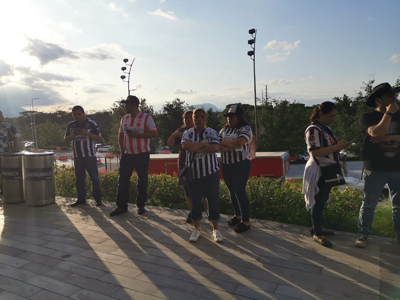 En el Estadio BBVA Bancomer los fanáticos se viven los minutos previos al partido de vuelta entre Rayados y Necaxa y por los Cuartos de Final de la Liguilla del Clausura 2019.