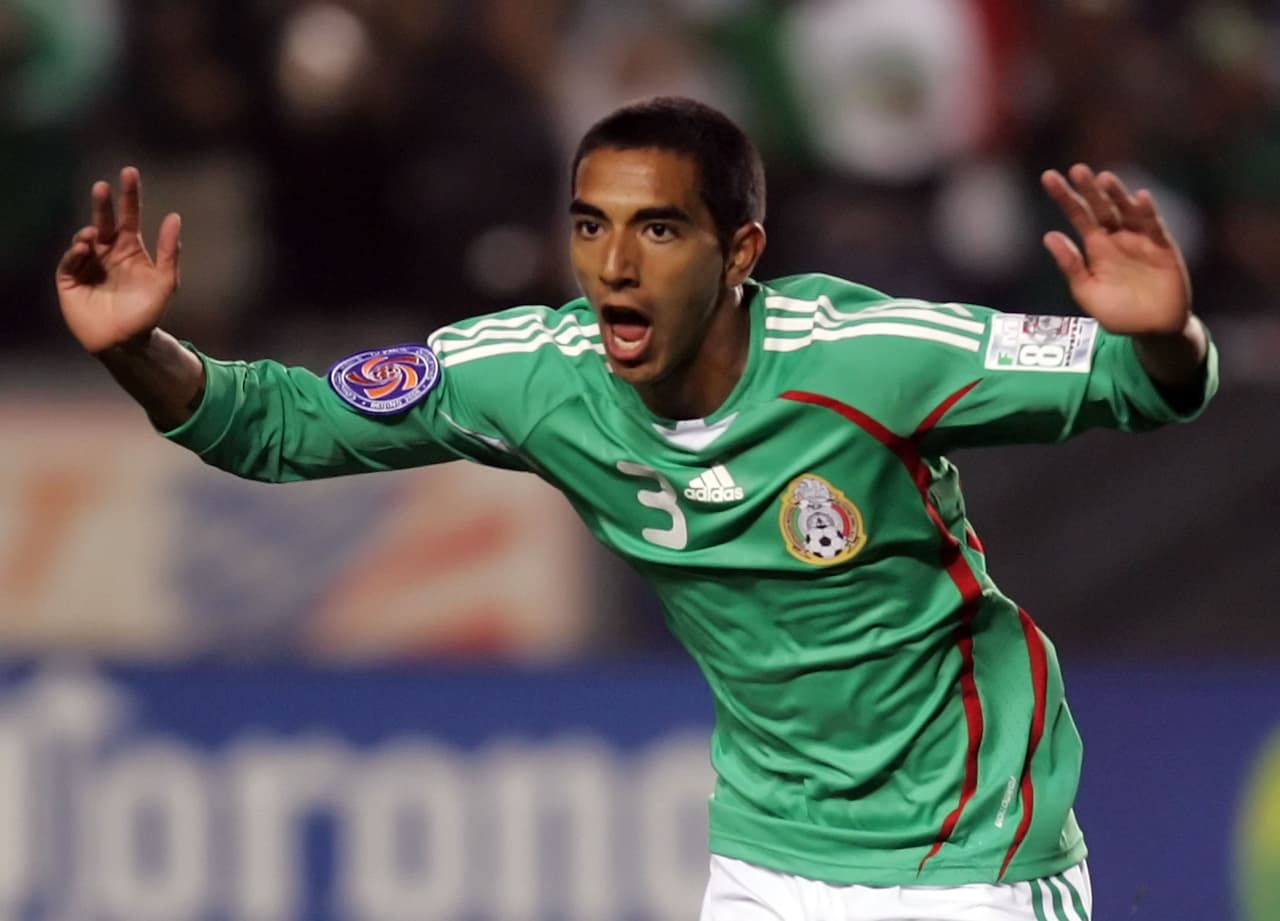 Edgar Castillo, nacido en Estados Unidos y de padres mexicanos, estuvo en el equipo de México en el preolímpico y en el equipo de mayores en 4 partidos entre 2007 y 2008.