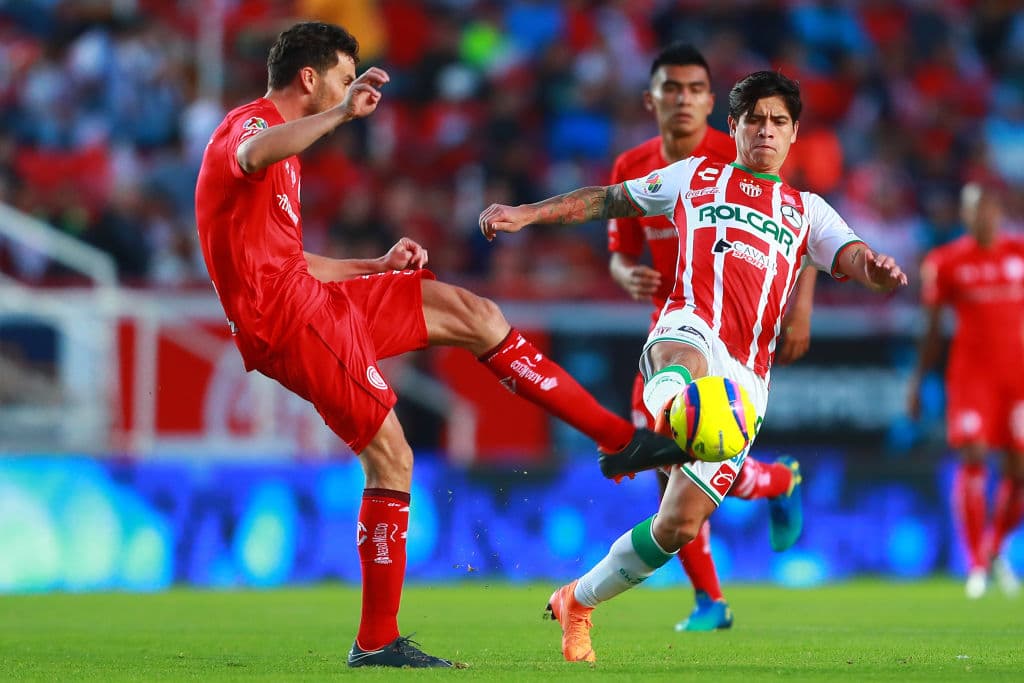 Dávila dio la pelea y debutó en Copa MX en agosto de 2017 contra Mineros de Zacatepec, equipo contra el que 15 días después en ese mismo torneo marcó su primer tanto con Necaxa.