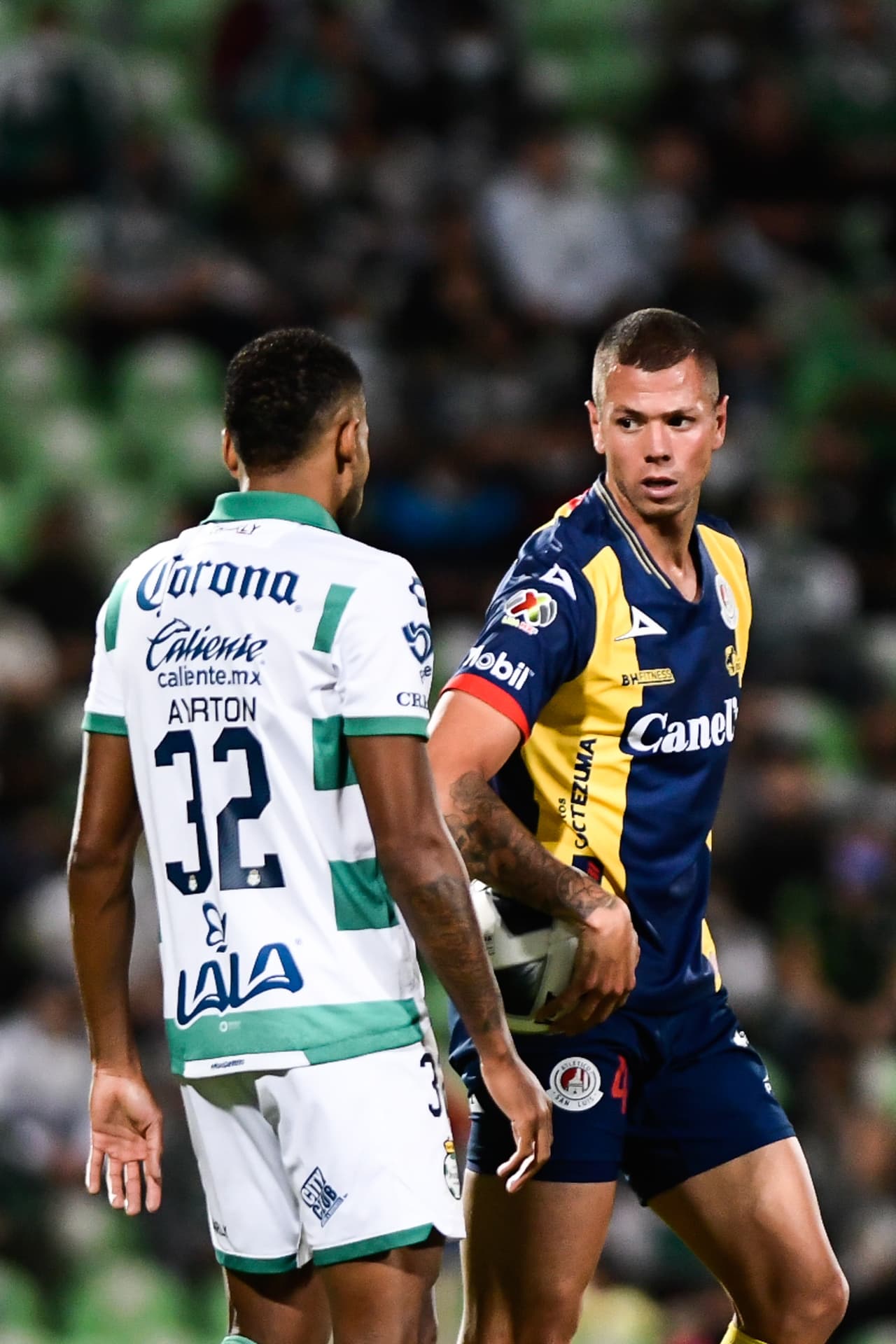 Por momento el duelo se tornó ríspido.