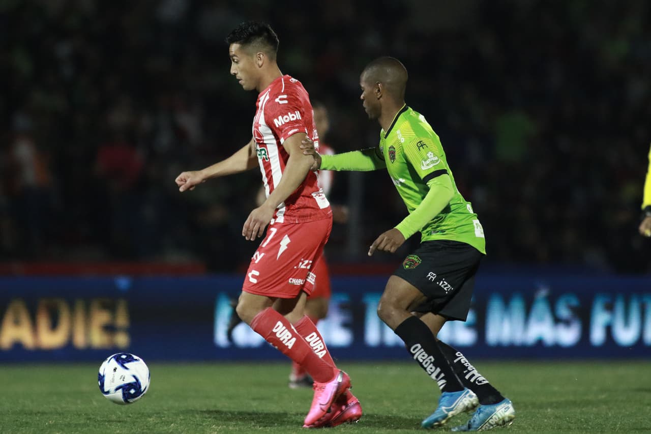 Victor Velázquez (39') y Martin Rabunal (48') le dan la tercera victoria del torneo a los Bravos.