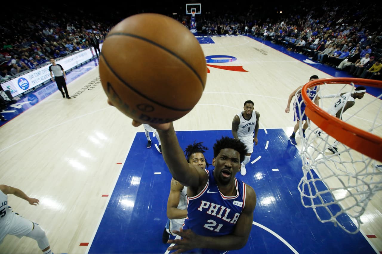 Joel Embiid: Philadelphia encontró a su hombre bajo la tabla en este pívot. Su físico le ayuda a ganar rebotes e imponerse ante rivales con sus retacadas.
<br>