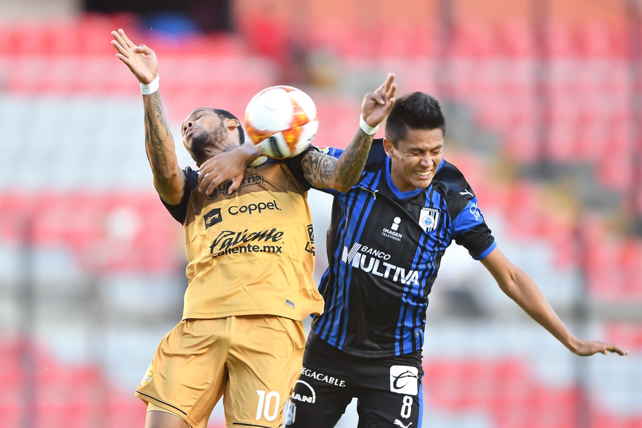 Los queretanos se adueñaron del balón y de la posición territorial. Le prestaban muy poco el esférico a los sinaloenses, quienes no lograban hilvanar jugadas en ataque.