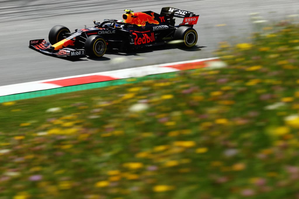 Max Verstappen 1:03.841, Valtteri Botas 1:04.035 y Lewis Hamilton 1:04.067 fueron los tres pilotos que saldrán al frente el día de mañana en Austria.